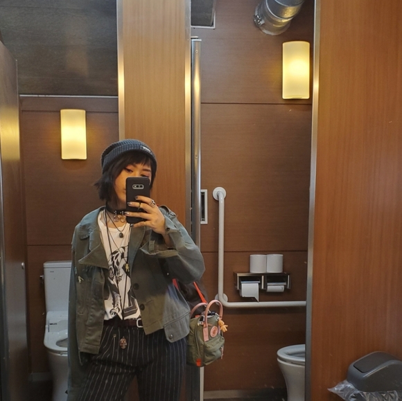 Meet your posher - Picture 3 of 12